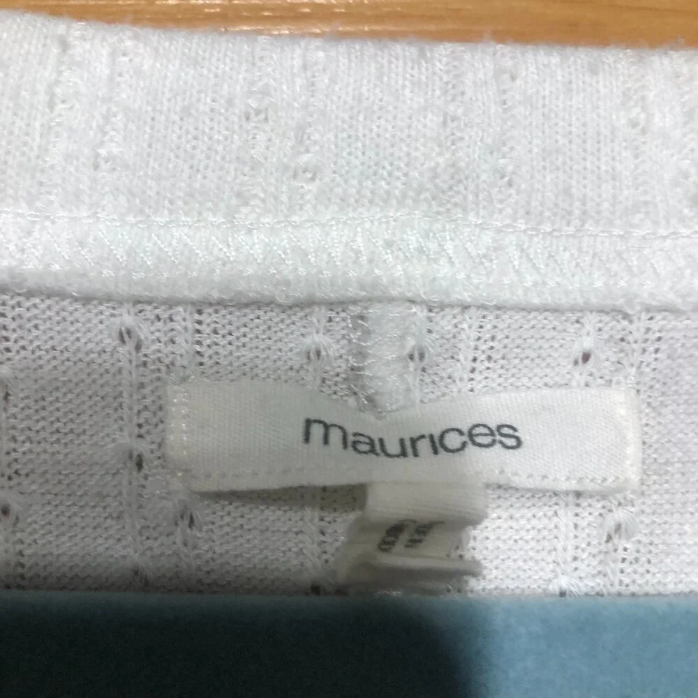 Maurices Urban Outfitters white croopped with ortoise shell buttons Size M - Picture 3 of 6